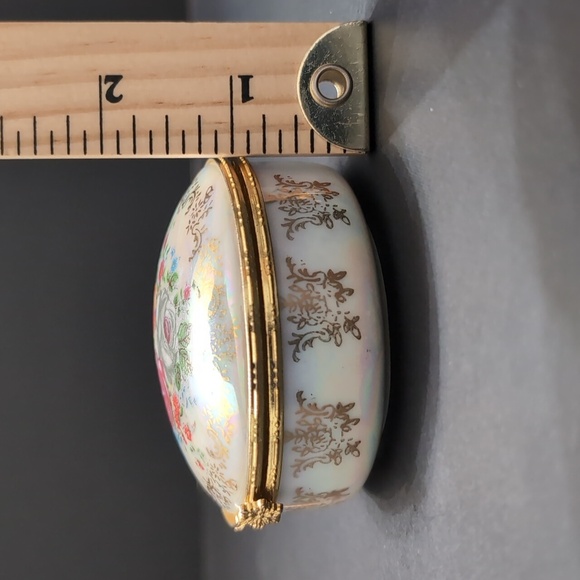 Vintage Floral Hand-painted Small Round Lidded Porcelain Trinket Box. - Picture 8 of 9